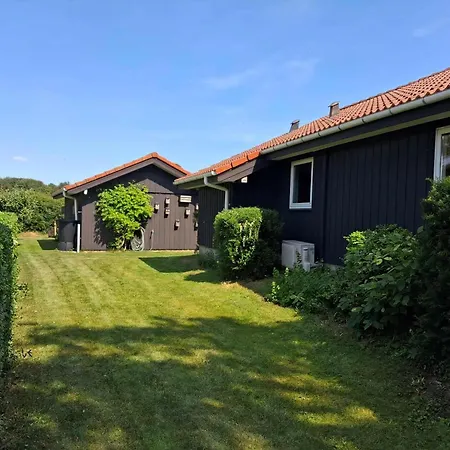 Dom wakacyjny Cozy Summer House By The And Forest, *
